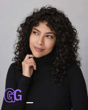 Retrato de Gabriela García con suéter negro de cuello alto, sobre fondo gris.